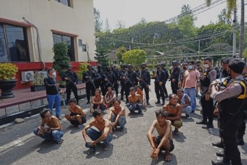 Brimob Polda Sumut menangkap belasan preman pelaku pungli di Medan