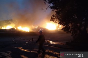 Pabrik tiner di Curug Tangerang terbakar