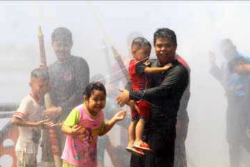 Tradisi mandi Peh Cun