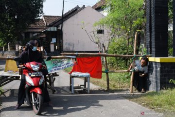 Penutupan Jalan Akibat Klaster Hajatan di Madiun