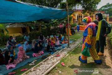 Badut mengajar di pelosok Lebak