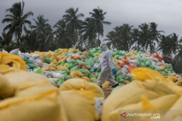 Tentara Sri Lanka pindahkan puing-puing MV X-Press Pearl yang terbakar dan tenggelam