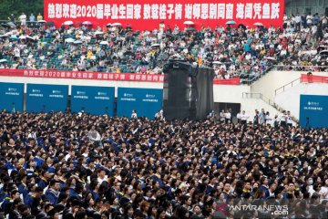 Tanpa masker, ribuan wisudawan rayakan kelulusan di Wuhan