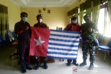 Warga Suku Sougb di Papua Barat serahkan bendera Bintang Kejora ke TNI