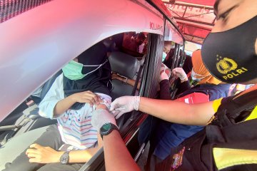 Warga antusias ikuti layanan vaksinasi tanpa turun di Tulungagung