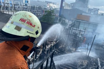 Korsleting listrik sebabkan kebakaran rumah makan di Pulogadung