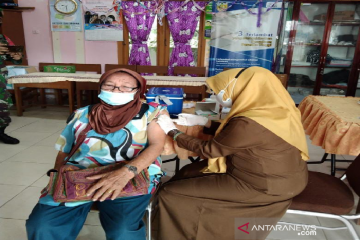 Warga lansia 80 tahun di Banda Aceh ikut vaksinasi