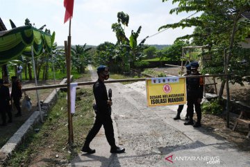 Brimob Polri amankan desa yang ditutup sementara karena kasus COVID-19