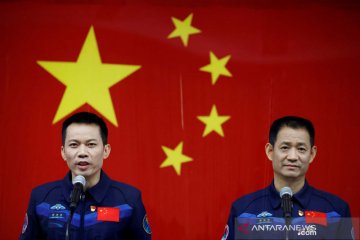 Astronot China bersiap menuju stasiun luar angkasa pada misi Shenzhou-12