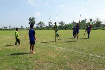 Seleksi lomba olahraga tradisional egrang digelar di Kediri-Jatim