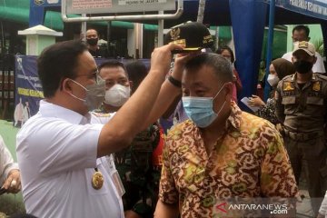 Anies berikan topinya saat tinjau vaksinasi di Puskesmas Sunter Agung