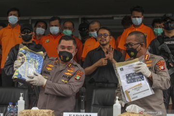 Kemarin, pengungkapan modus pungli pelabuhan hingga polisi pelat palsu