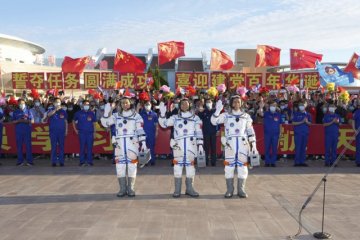 Tiga astronot China dilepas melalui acara seremonial dari Jiuquan