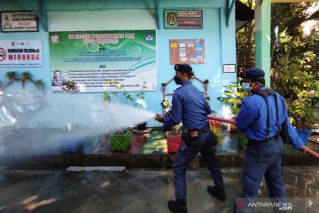 Damkar sterilisasi sekolah di Makassar jelang tata muka