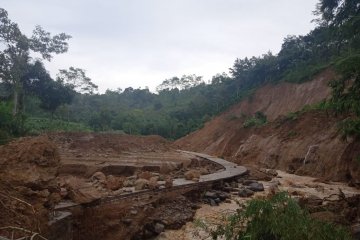 Sejumlah ruas jalan dan jembatan di Tulungagung rusak akibat longsor