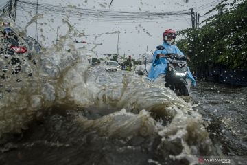 Angin kencang landa Bandung, BMKG imbau hindari berlindung dekat pohon