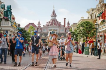 Disneyland Paris buka, tapi tiada pelukan dari Mickey Mouse