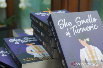 Cerita tentang jati diri tertuang di novel "She Smells of Turmeric"