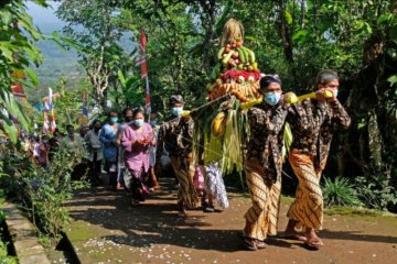 Ritual peletakan patung Dewi Sri