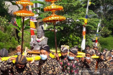 Umat Buddha Kaloran ritual peletakan patung Dewi Sri di ladang