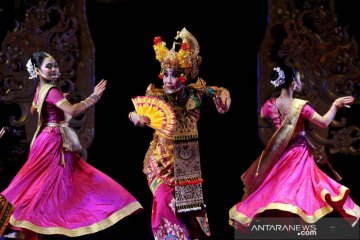 Kolaborasi tari tradisional Bali dan India