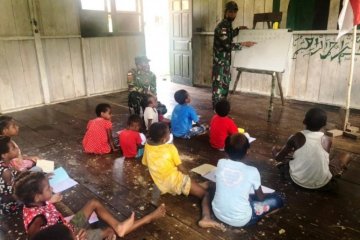Satgas TNI bimbing belajar anak di perbatasan RI-PNG