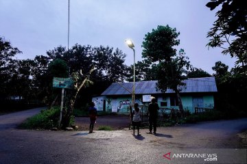 Desa terpencil di NTT dapat bantuan cahaya listrik bertenaga surya