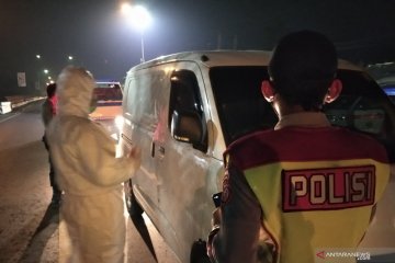 Polisi dan Satpol PP putar balikkan kendaraan tujuan wisata di Cianjur