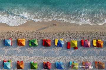 Wisatawan nikmati suasana pantai Ionia di Albania