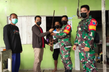 Seorang warga Kapuas Hulu serahkan senjata api rakitan ke TNI