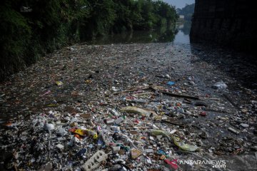 Sampah menumpuk di sungai Citarum