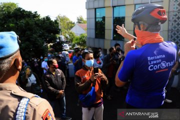 Ganjar tertibkan antrean vaksinasi di Semarang