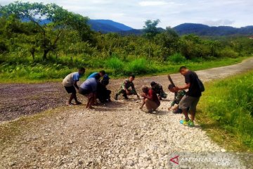 Satgas TNI bersama warga Kutdoi Oksibil membersihkan jalan Trans Papua