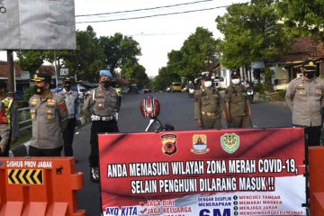 Polresta Cirebon lakukan penyekatan jalan di wilayah zona merah
