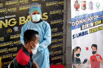 Peserta uji SIM dapat vaksin AstraZeneca gratis di Polresta Mataram