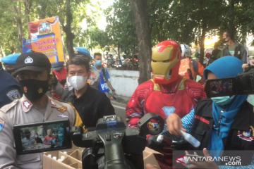 Polisi sambangi tempat kongko Kelapa Gading pakai kostum superhero