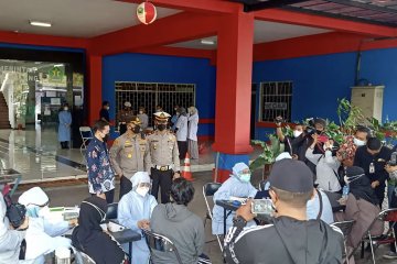 Polresta Malang Kota vaksinasi warga urus SIM