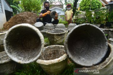 USAHA POT BUNGAN LIMBAH PAMPERS DI TENGAH PANDEMI COVID-19