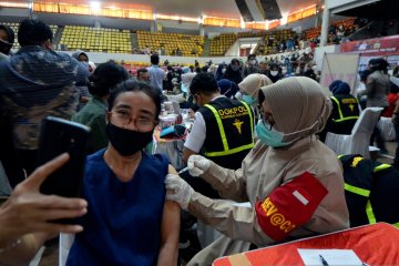 Vaksinasi COVID-19 massal di Lampung