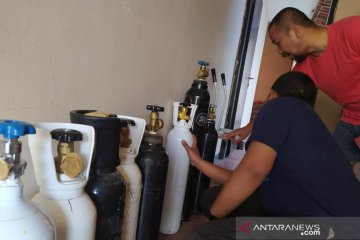 Pemilik apotek di Cianjur menambah stok tabung oksigen setiap hari