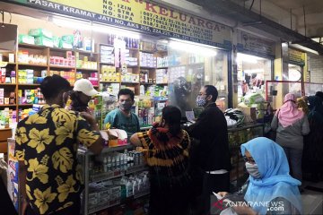 Toko obat di Pasar Kramat Jati ramai pembeli