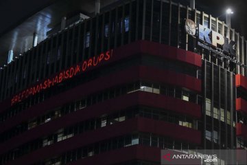 Aksi Greenpeace di gedung KPK