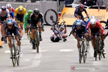 Tim Merlier juara stage 3 Tour de France yang diwarnai kecelakaan