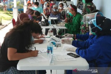 Ratusan orang padati vaksinasi COVID-19 di RS TNI AU Sjamsudin Noor