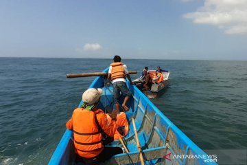 Kapal terbalik sebabkan tiga nelayan hilang di laut Garut