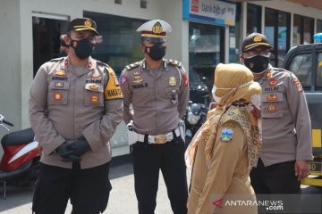 Polisi menutup jalur wisata primadona Cipanas Garut cegah COVID-19