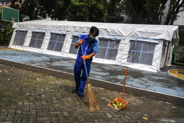 COVID-19 di Jakarta melonjak, RSUD Tarakan dirikan tenda darurat di halaman sekolah