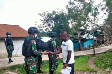 Satgas TNI bagikan pakaian layak pakai untuk warga perbatasan RI-PNG