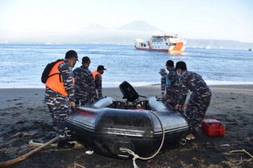 Dua KRI TNI AL temukan satu "life craft" milik KMP Yunicee