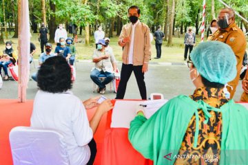 Presiden Joko Widodo tinjau vaksin COVID-19 UMKM di Kendari